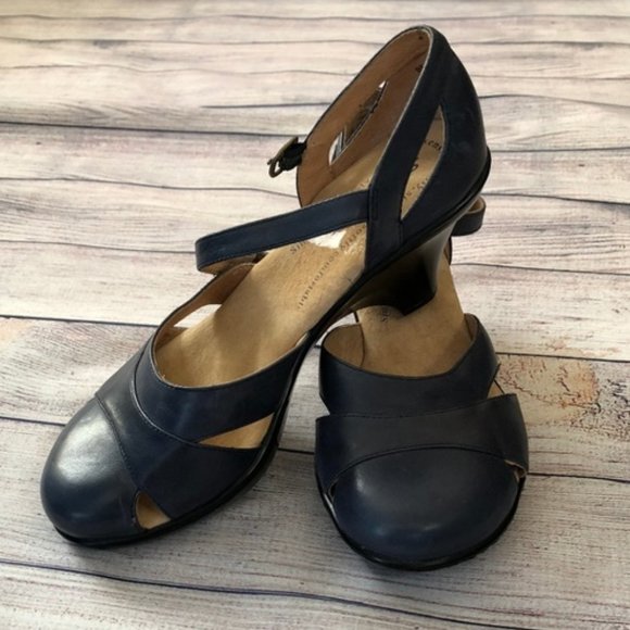 Softspots Shoes - NWOT Softspots Navy Leather Wedge Heels Size 8